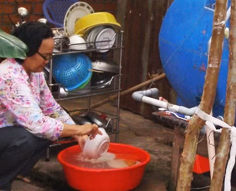 Nhiều hộ dân ở TP HCM vẫn còn sử dụng nước nhiễm khuẩn.