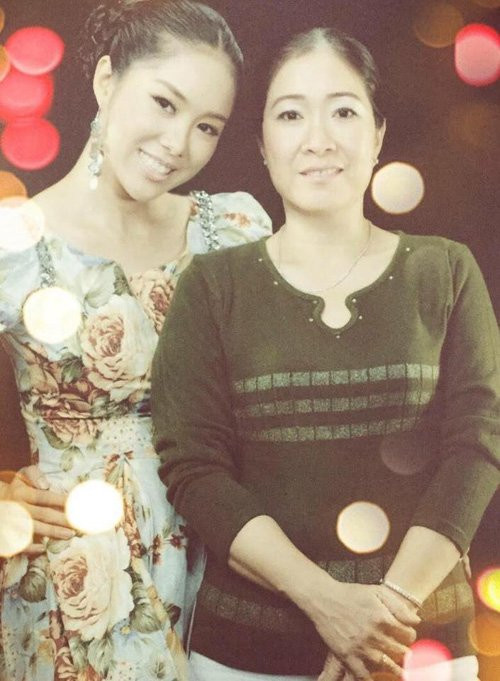 Bức ảnh chụp cặp mẹ con này năm 2008, khi đó cô đang chuẩn bị thực hiện poster cho phim Những cuộc tình trắng đen. Lê Phương cho biết, khi chưa hiểu chuyện, cô bướng bỉnh đòi ở với ngoại mà không lên Sài Gòn với mẹ. Khi đã lấy chồng, ly hôn và làm mẹ đơn thân, cô mới hiểu được tấm lòng của một người mẹ.