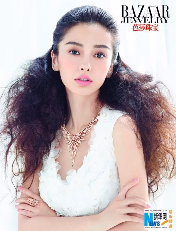 Angelababy sinh năm 1989 - là ngôi sao triển vọng, có sự nghiệp lên như diều gặp gió. "Dù có vướng tin đồn thẩm mỹ nhưng không phải cô đào nào cũng đạt được thành công như Angelababy" - Sina viết.