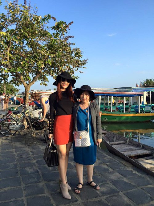 Diễm My 9X tranh thủ đưa mẹ đi du lịch. Người đẹp rất hiếm khi chia sẻ về mẹ mình trên mặt báo. Nữ diễn viên Mỹ nhân kế dành tặng mẹ mình những lời nói tình cảm, ngọt ngào: “Mẹ ơi dù cuộc đời có sóng gió bao nhiêu, con mãi sẽ luôn ở cạnh bảo vệ cho mẹ. Con, người đàn ông của mẹ”.