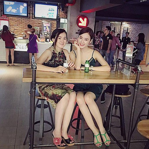 Dù bận rộn với lịch trình quay phim song mỗi khi rảnh rỗi, Angela Phương Trinh lại đưa mẹ đi ăn hoặc phụ mẹ bán xôi. Nhiều người nhận xét, xôi do mẹ nữ diễn viên nấu rất ngon và thường hết rất nhanh. Trong một lần chia sẻ với báo giới, nữ diễn viên sinh năm 1995 cho biết, cô chưa bao giờ thấy xấu hổ vì công việc của mẹ bởi đó là công việc chân chính và quan trọng là mẹ cô thích công việc này.