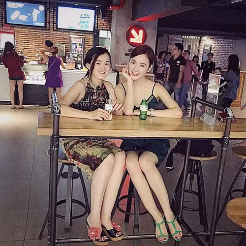 Dù bận rộn với lịch trình quay phim song mỗi khi rảnh rỗi, Angela Phương Trinh lại đưa mẹ đi ăn hoặc phụ mẹ bán xôi. Nhiều người nhận xét, xôi do mẹ nữ diễn viên nấu rất ngon và thường hết rất nhanh. Trong một lần chia sẻ với báo giới, nữ diễn viên sinh năm 1995 cho biết, cô chưa bao giờ thấy xấu hổ vì công việc của mẹ bởi đó là công việc chân chính và quan trọng là mẹ cô thích công việc này.