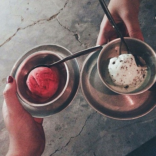 Thưởng thức kem ở ven hồ: Ăn kem trong cái lạnh giá buốt lại đem đến cho thực khách một cảm giác thú vị. Đến Hà Nội vào những ngày rét mướt, bạn vẫn có thể thấy những nhóm bạn, cặp đôi cùng thưởng thức kem lạnh ở hồ Tây hay hồ Hoàn Kiếm trong tiếng cười vui vẻ. Ảnh: Flickriver.