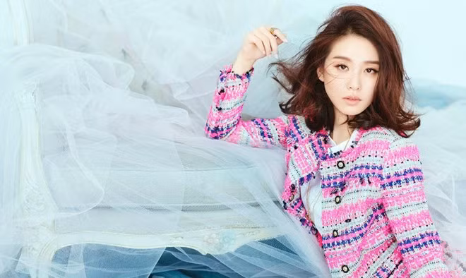 Trong top 10, Lưu Thi Thi được đánh giá là người đẹp chín chắn và đằm thắm nhất. Ngay sau khi tiết lộ yêu Ngô Kỳ Long, cô hạn chế tham gia các sự kiện. "Một nữ thần của gia đình có thật" - trang này bình luận.