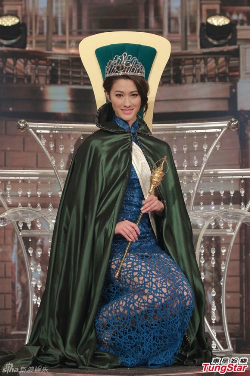 Chu Á Lâm năm nay 21 tuổi, hiện đang học tại Vancouver (Canada). Cô sở hữu chiều cao ấn tượng.