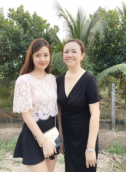Midu và mẹ trong một lần về quê. Nhiều fan nhận xét, Midu thừa hưởng nhiều nét đẹp của mẹ, từ ánh mắt, chiếc mũi cao đến đôi môi chúm chím.