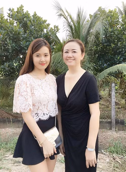 Midu và mẹ trong một lần về quê. Nhiều fan nhận xét, Midu thừa hưởng nhiều nét đẹp của mẹ, từ ánh mắt, chiếc mũi cao đến đôi môi chúm chím.