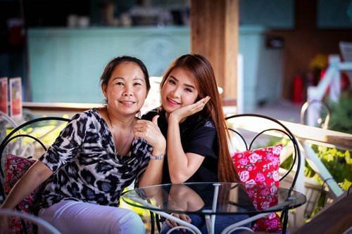 Khởi My nhí nhảnh bên người mẹ thân yêu. Trong một lần phỏng vấn, nữ ca sĩ Góc nhỏ trong tim tâm sự, cô từng khóc và quỳ xuống xin mẹ tha thứ vì đã lớn tiếng với bà. Do cha mẹ ly hôn từ nhỏ, Khởi My sống với mẹ nên cô rất hiểu và yêu thương mẹ dù bà là người nghiêm khắc và khó tính nhưng lại hết lòng vì con.