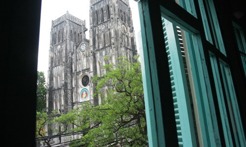 Ngồi cà phê ngắm mưa, nghe tiếng chuông nhà thờ: Hãy chọn bất cứ một quán cà phê ấm áp nào quanh nhà thờ, nhâm nhi một tách nâu nóng, đọc vài trang sách và thư thả ngắm nhìn đường phố vắng vẻ vang tiếng chuông nhà thờ trong trẻo, an lành. Ảnh: Bưu điện Việt Nam.