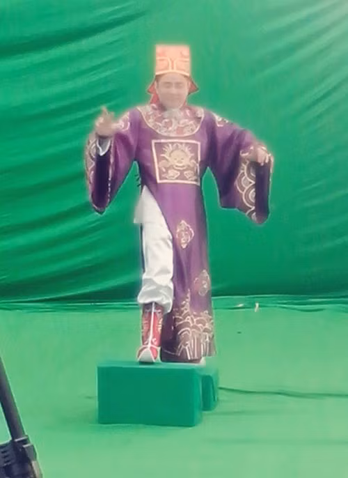 Các Táo phải diễn trên bối cảnh giả. Dù không có phương tiện thực tế nhưng "Táo" Tự Long diễn vẫn rất nhập vai.