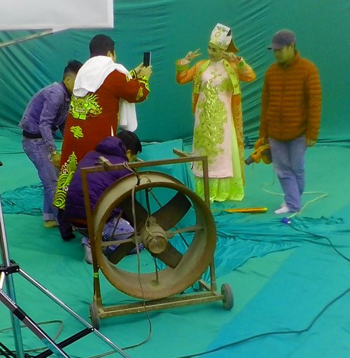 Nghệ sĩ Chí Trung hăng hái chụp hình cho cô em Vân Dung. Năm nay NSƯT Minh Hằng sẽ vắng mặt vì bận đi lưu diễn nước ngoài nên rất có thể Vân Dung sẽ trở thành Táo bà duy nhất trong chương trình Gặp nhau cuối năm.