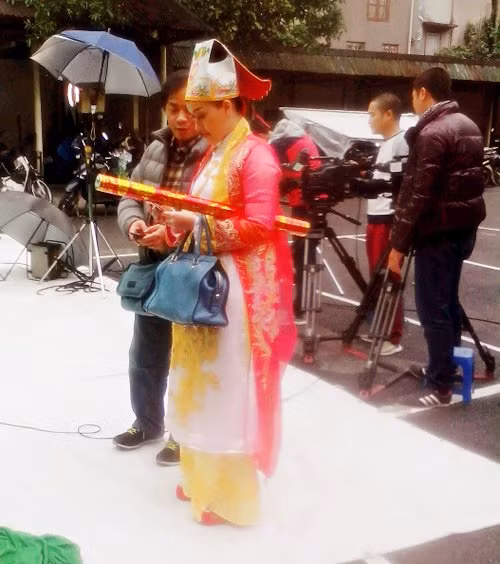 Không khí làm việc của buổi ghi hình đầu tiên cho clip mở đầu Táo quân 2016 diễn ra sôi nổi và hào hứng. Ai cũng nhiệt tình với công việc, tập trung cao độ và diễn hăng hái.