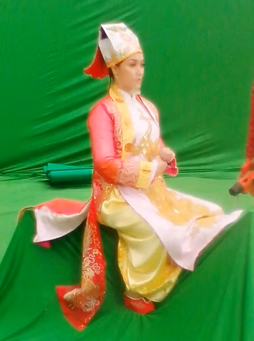 Dù trời rất lạnh, chị vẫn phải diễn "hăng" trước hệ thống quạt thông gió. Đôi lúc Vân Dung phải yêu cầu ngừng quay vì... lạnh quá.