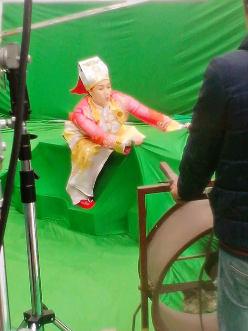 Táo Vân Dung diễn tả cảnh cưỡi cá vượt mây để lên thiên đình. Chị có mặt sớm nhất trong các Táo để chuẩn bị tươm tất trước khi ghi hình.