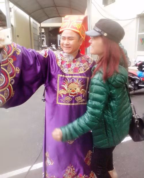 Tự Long hào hứng chụp hình kỷ niệm cùng anh em trong ê kíp. Anh cũng chia sẻ, mọi người trong gia đình và người hâm mộ đang rất mong chờ được xem Táo quân nên anh càng phải cố gắng để không thể phụ lòng mọi người.