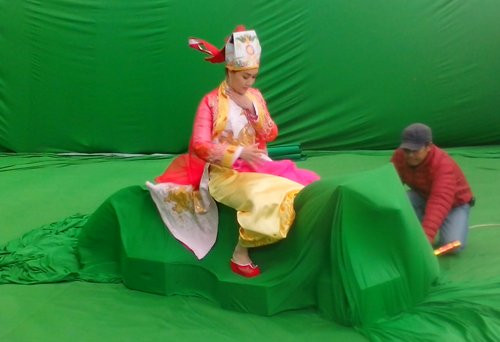 ​Mô hình phương tiện các Táo lên chầu trời được bố trí dựng cảnh đơn giản nhưng khi lên hình, hiệu ứng kỹ xảo sẽ giúp khán giả cảm nhận như thật.