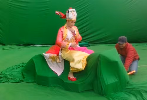 ​Mô hình phương tiện các Táo lên chầu trời được bố trí dựng cảnh đơn giản nhưng khi lên hình, hiệu ứng kỹ xảo sẽ giúp khán giả cảm nhận như thật.