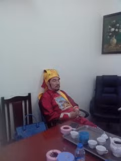 "Táo" Quang Thắng chợp mắt trong lúc nghỉ chờ diễn, lúc này Chí Trung đang hăng say với cảnh quay của mình. Chiếc bình cứu hỏa được đặt phía sau vị trí ngồi của Chí Trung. Đây sẽ là chi tiết thú vị, mang tính thời sự được đưa vào trong chương trình.