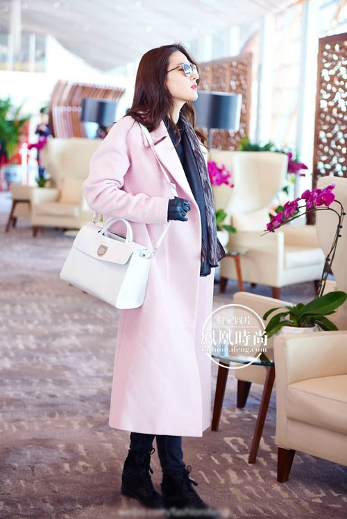 Vì châu Âu đang trong mùa băng giá, mỹ nhân Hoa ngữ phải "trang bị" khăn dầy và găng tay da để giữ ấm cơ thể.