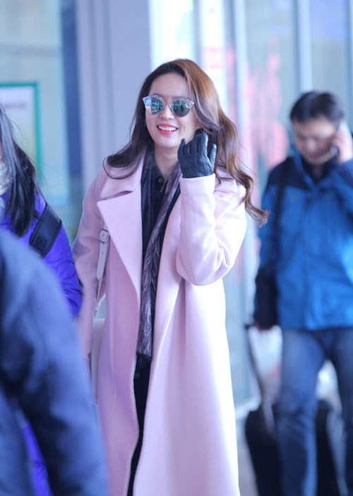 Chiếc kính đen cô diện cũng của thương hiệu Dior.