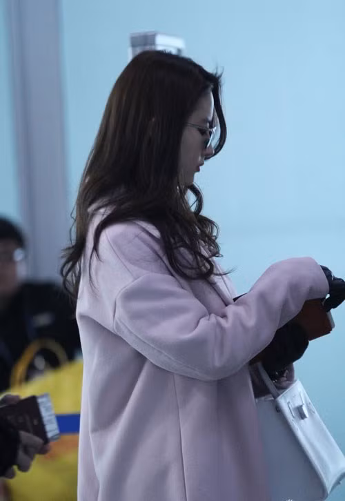 Cô thậm chí đã mời một stylish và một chuyên viên trang điểm riêng đồng hành trong cùng chuyến đi.