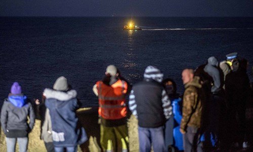 Rất nhiều người dân sống lân cận đã đến theo dõi quá trình trục vớt.