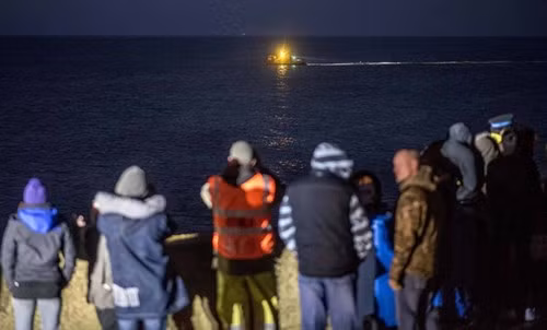 Rất nhiều người dân sống lân cận đã đến theo dõi quá trình trục vớt.