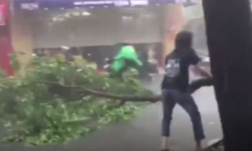 Hành động của nam thanh niên gây sốt mạng (Ảnh cắt từ clip).