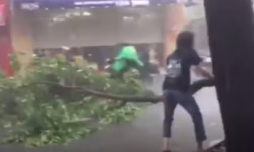 Hành động của nam thanh niên gây sốt mạng (Ảnh cắt từ clip).