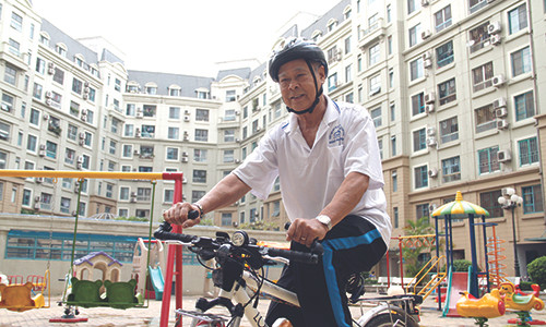 Cu ong 80 tuoi giam dau co, khop nho dap xe dap