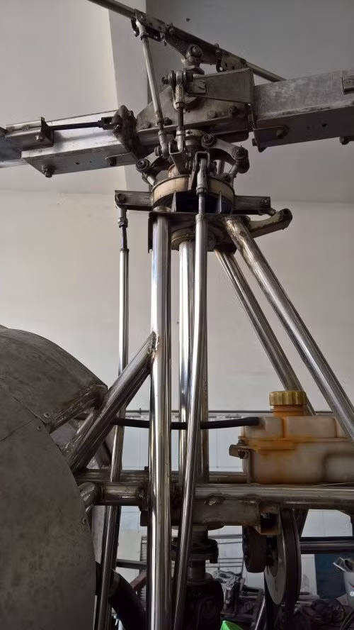 Hệ thống truyền tải lực quay của động cơ lên cánh quạt.