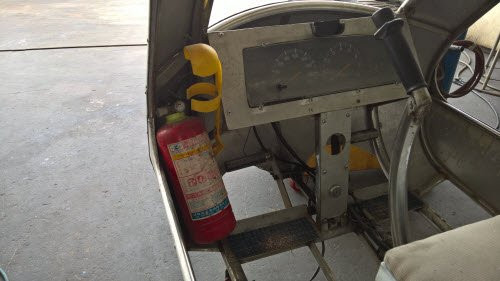 Ông Hiển đã trang bị thêm bình chữa cháy cho máy bay.