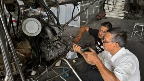 Đôi tay ông Hiển vẫn tỏ ra vô cùng nhanh nhạy và mạnh mẽ khi siết những con ốc.