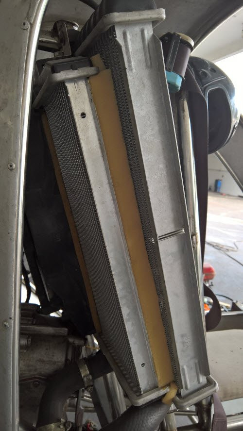 Hệ thống tản nhiệt nước ngay sau lưng ghế phi công.