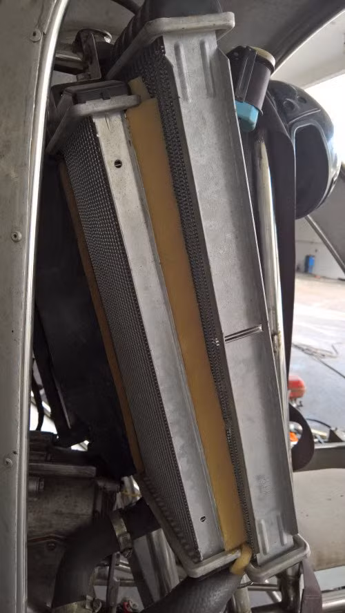 Hệ thống tản nhiệt nước ngay sau lưng ghế phi công.