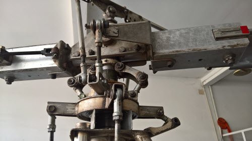 Từng chi tiết trong bộ phận này đều do ông Hiển tự chế tác.