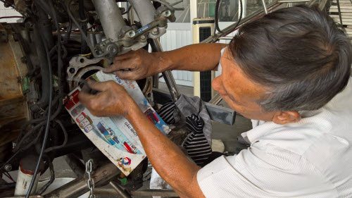 Mặc dù đã cận Tết Nguyên đán 2016 nhưng ông Bùi Hiển vẫn miệt mài với chiếc máy bay tự chế của mình.