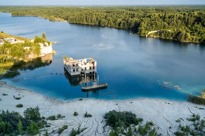 Bi an nha tu chim trong bien nuoc