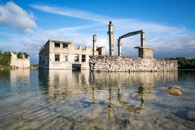 Đến nay, Rummu trở thành điểm du lịch của nhiều người ưa mạo hiểm. Tại đây có một bãi tắm. Mặc dù có cảnh báo không được bơi gần nhà tù đặc biệt này nhưng nhiều người táo bạo vẫn cố gắng len vào khám phá. Thậm chí có người còn leo lên công trình đổ nát cao khoảng 70 mét và nhảy xuống nước.