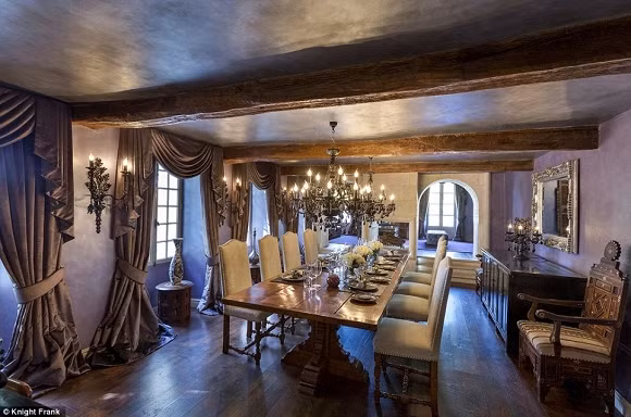 Biệt thự này có sáu phòng ngủ, ba phòng tiếp khách, bốn phòng tắm, nhà ở cho nhân viên và một hồ bơi vô cùng tuyệt vời khi xung quanh là cây cối và đồng cỏ. Được biết, vợ chồng Beckham và các con dành thời gian chủ yếu để sống tại Los Angeles, Mỹ, họ chủ yếu tới đây để nghỉ dưỡng vào mùa hè. Có thông tin cho rằng: Lý do vợ chồng David Beckham rao bán ngôi biệt thự này dù bị thua lỗ là khi họ nghe tin đồn nơi đây bị ma ám.