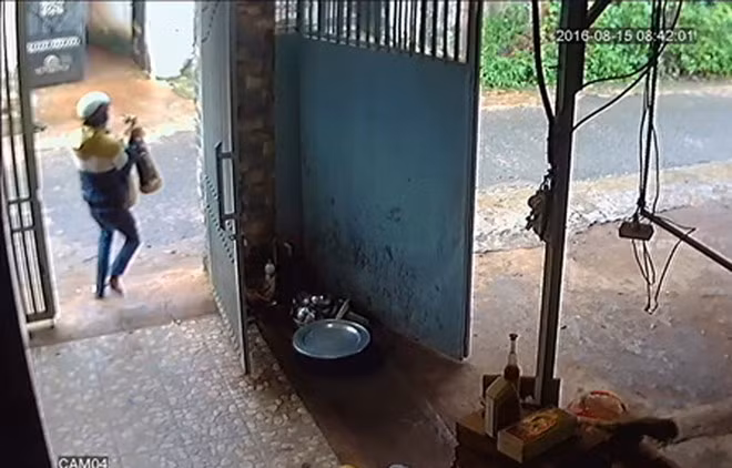 Trộm vào nhà trộm tượng gỗ giữa ban ngày. Ảnh cắt từ clip.