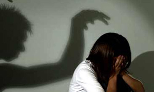 Be gai binh tinh keu cuu khi suyt bi ham hiep