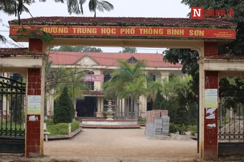 Thay giao danh hoc sinh chay mau mui vi khong lam bai tap?