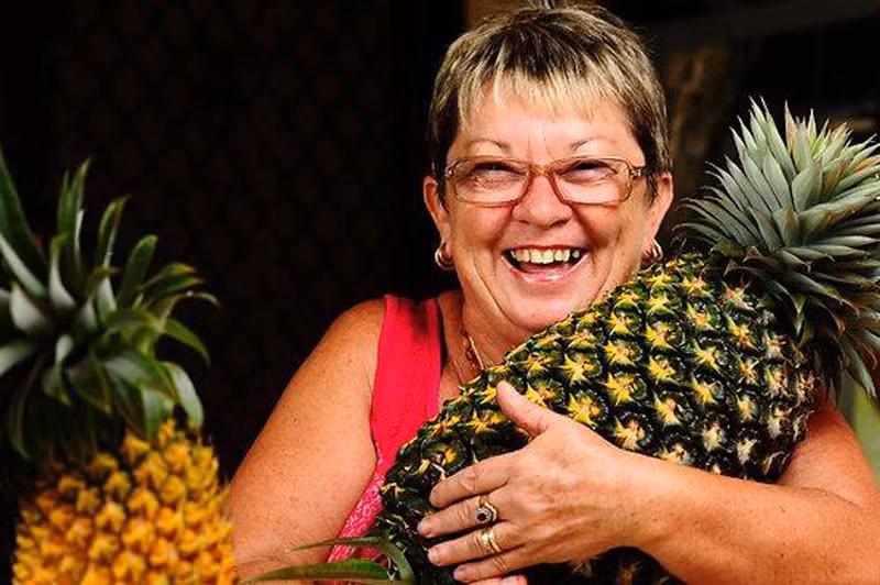 Dứa lớn nhất thế giới có chiều dài 32cm, nặng 8,28kg được bà Christine McCallum ở Bakewell, Australia trồng vào năm 2011.