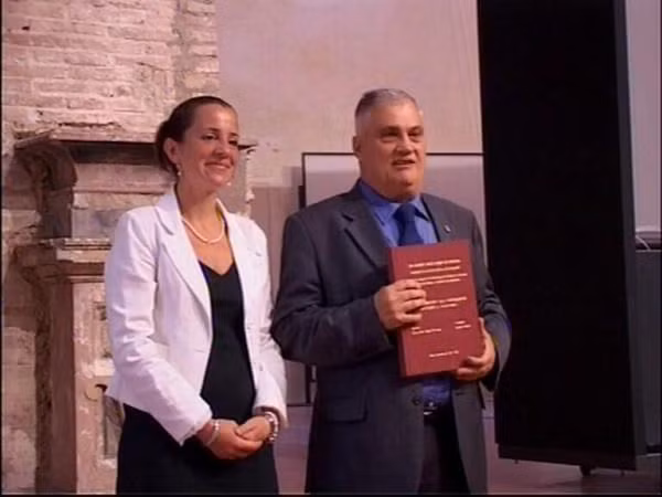 Người đàn ông có nhiều bằng tốt nghiệp đại học nhất Đó là người đàn ông người Ý 70 tuổi sống gần Rome có tên là Luciano Baietti với 15 tấm bằng cử nhân và thạc sỹ. Được biết, năm 2002, ông Luciano Baietti đã lập kỷ lục Guinness thế giới khi là người có nhiều bằng tốt nghiệp nhất với 8 chiếc. Hiện, ông đang học để lấy tấm bằng thứ 16 của mình ngành Khoa học thực phẩm. (Nguồn Oddee)