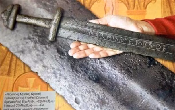 7. Thanh kiếm của Sa hoàng Ivan IV Trong cuộc khai quật trên bờ sông Om ở vùng Siberia của Nga vào năm 1975, các nhà khảo cổ học đã phát hiện một thanh kiếm bí ẩn được chế tạo Đức nhưng được trang trí tại Thụy Điển. Các cuộc điều tra sau đó cho thấy thanh kiếm thừ thế kỷ thứ 12 này có thể thuộc về Sa hoàng Ivan IV như một món quà tặng. Sau đó, thanh kiếm được sử dụng bởi chiến binh huyền thoại Ivan Koltso trong các cuộc chiến đấu.