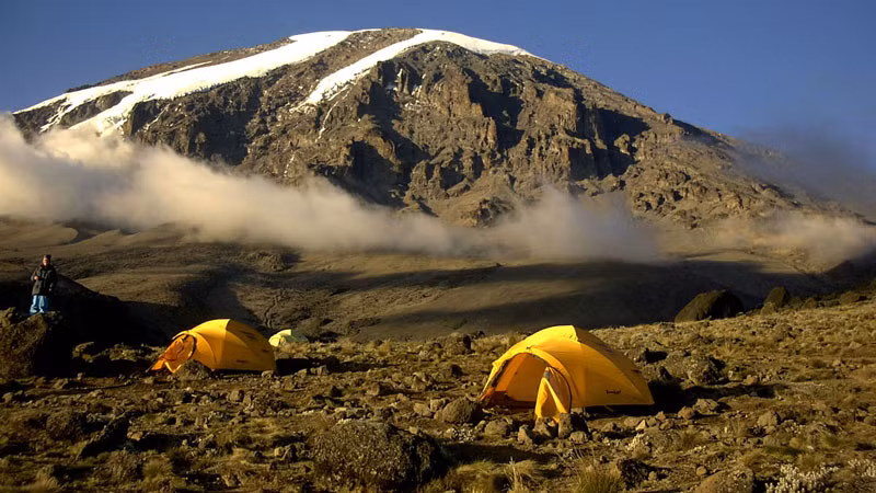 Ở Kilimanjaro, thật dễ dàng tìm thấy những con đường mòn đông nghịt du khách mà người ta gọi đó là đường “du khách” hay đường “Coca-Cola”, đường “Whiskey”… bởi vì thứ nước giải khát, rượu bia này được bày bán đầy trong các căn lều dọc bên đường.