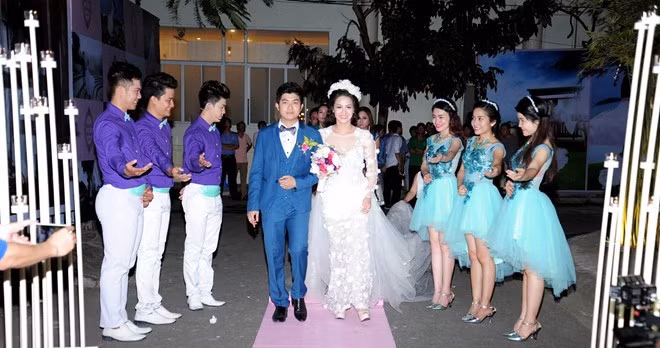 Lễ rước dâu dự kiến bắt đầu vào lúc 2h30 sáng nên Nhật Kim Anh phải dậy từ 1h để trang điểm, làm tóc... Tuy nhiên, khoảng 1h30, khu vực nhà cô dâu sinh sống bỗng dưng mất điện. May mắn là gia đình đã chuẩn bị sẵn máy phát điện để phòng nên chỉ ít phút sau, sự cố đã được khắc phục.