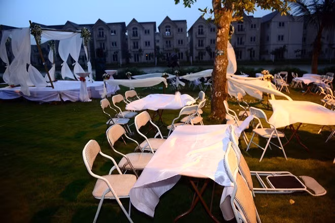 Không gian lãng mạn trở nên tan hoang trong ít phút vì mưa to gió lớn. Vợ chồng Khánh Linh và các vị khách mời đã có một kỷ niệm khó quên trong ngày đặc biệt này.