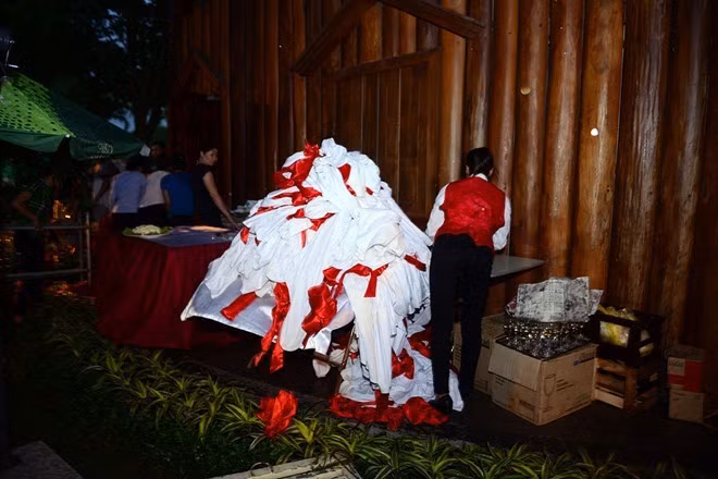 Tuy nhiên, khi bữa tiệc chuẩn bị bắt đầu thì một cơn mưa to ập đến. Các nhân viên phục vụ của bữa tiệc nhanh chóng thu dọn, cất gọn những món đồ đã chuẩn bị sẵn từ trước.